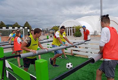 Гостей ЧМ-2018 в Сочи приглашают сыграть в гигантский настольный футбол