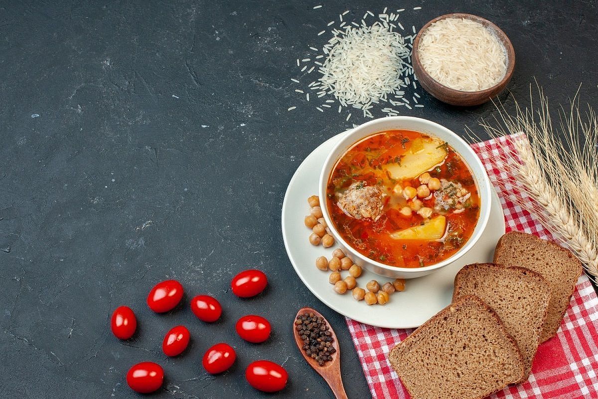 Этот суп особенно часто варю домашним, потому что в нем есть всеми любимый нут, а мясо можно положить любое - хоть рыбные фрикадельки