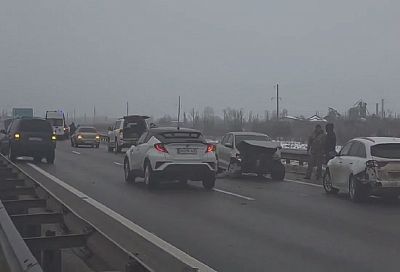 Порядка 20 автомобилей столкнулись на трассе под Горячим Ключом из-за гололеда