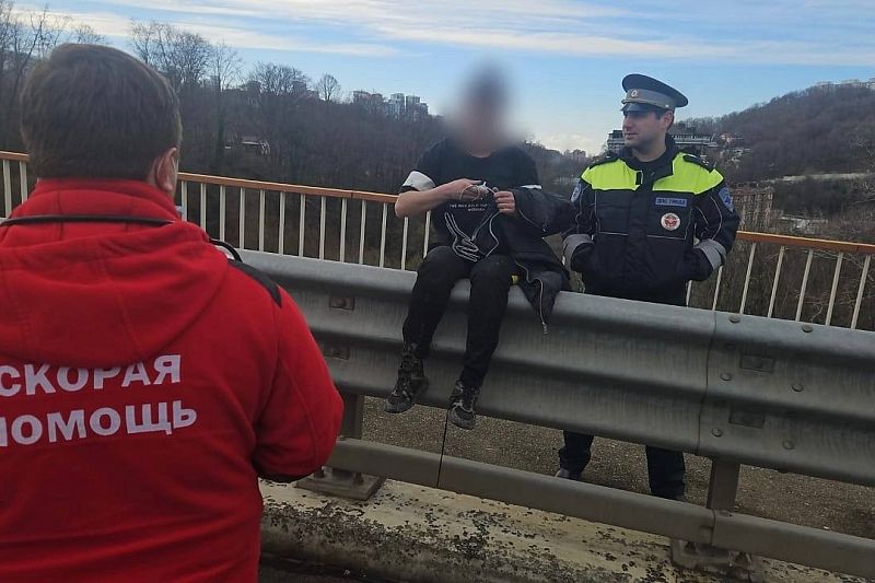 Полицейские отговорили женщину от прыжка с моста в Сочи
