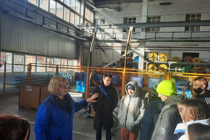 Армавирским школьникам организовали профориентационный тур на завод