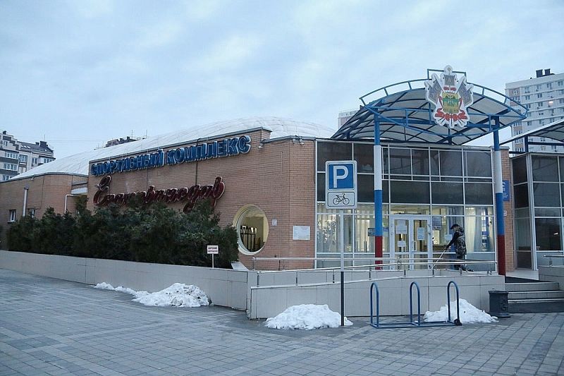 Поврежденный снегом надувной купол спортивного комплекса «Екатеринодар» в Краснодаре восстановили
