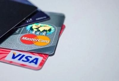 Эксперт объяснил, надо ли снимать деньги с банковских карт из-за санкций