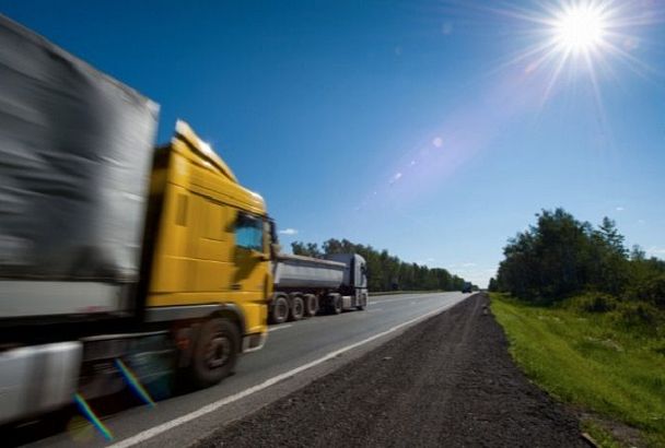В Краснодарском крае на дороге к морю ограничат движение грузовиков