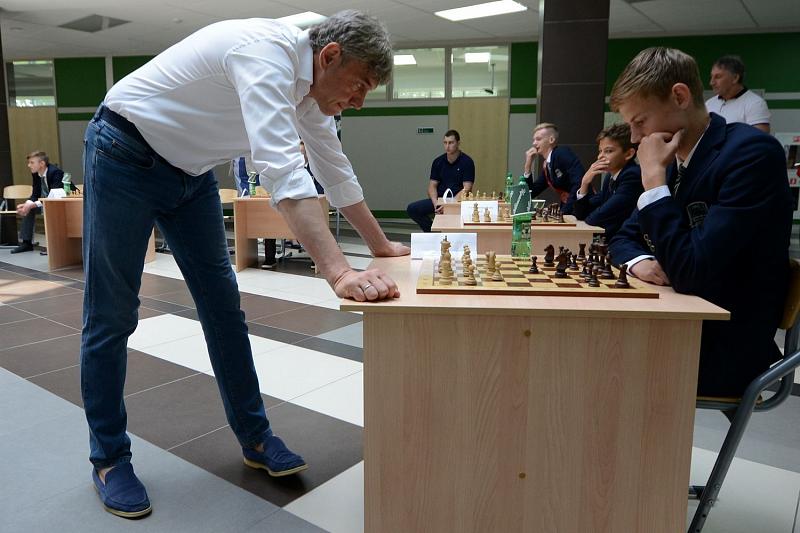 Сергей Галицкий провел сеанс одноименной игры в шахматы с юными футболистами