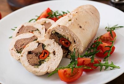 Рулет из куриных бедер - идеальное горячее блюдо на Новый год и не только