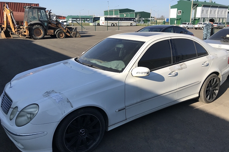 В Краснодаре мужчина лишился Mercedes Benz Е500 за неуплату таможенных платежей в 2 млн рублей 