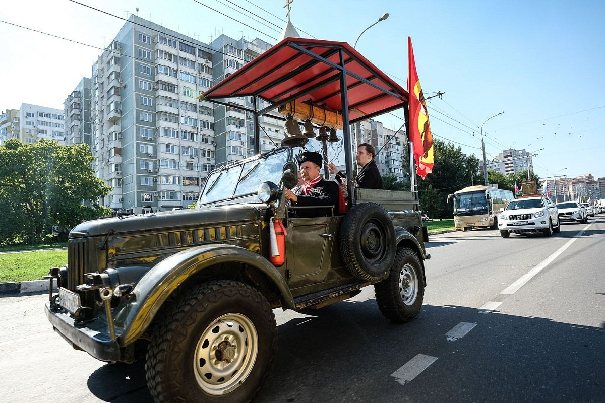 Возле каждого поклонного креста был отслужен молебен.