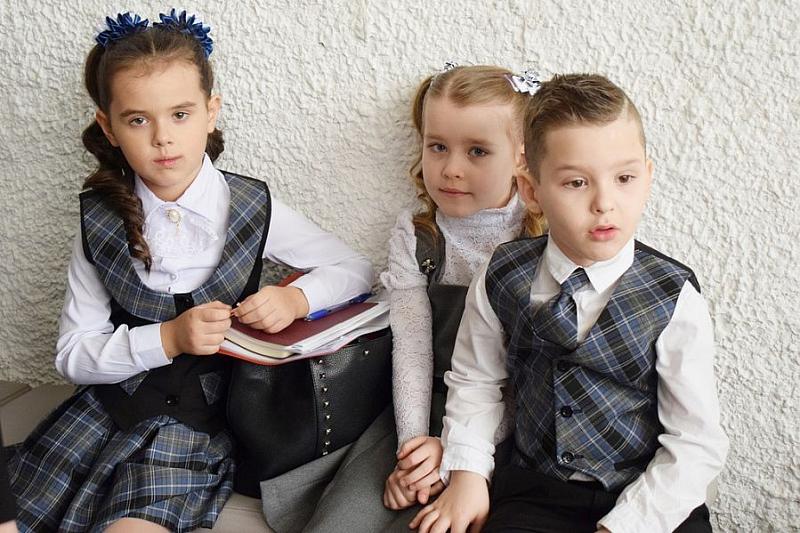 Швейные фабрики края показали школьную форму под брендом «Сделано на Кубани»