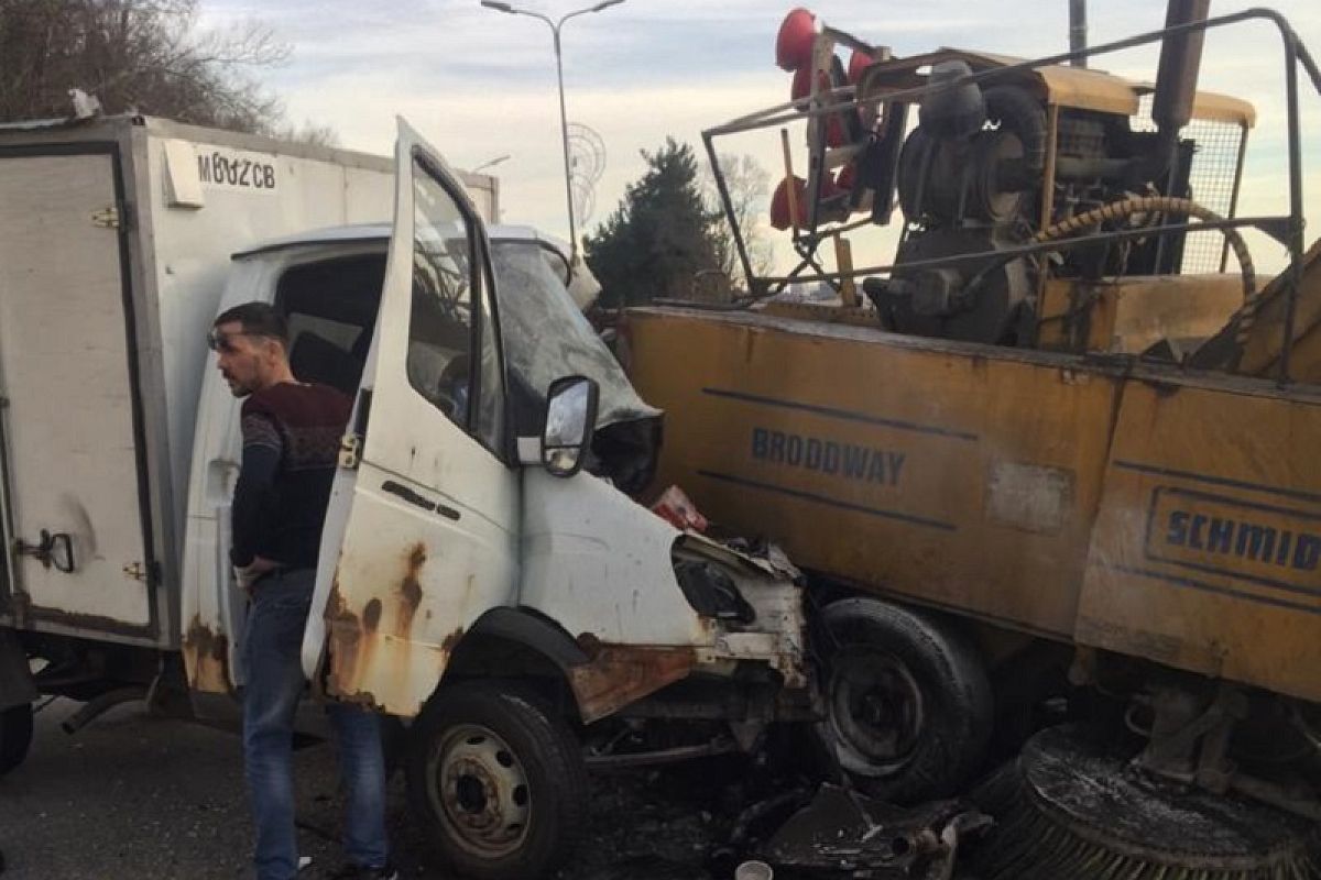 Водитель «Газели» въехал в спецтехнику. Его доставили в больницу