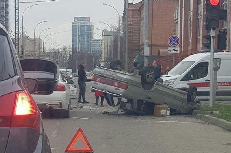 В центре Краснодара после ДТП перевернулся ВАЗ-2115. Есть пострадавший