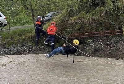 В Сочи спасатели эвакуировали пять человек с затопленного берега реки
