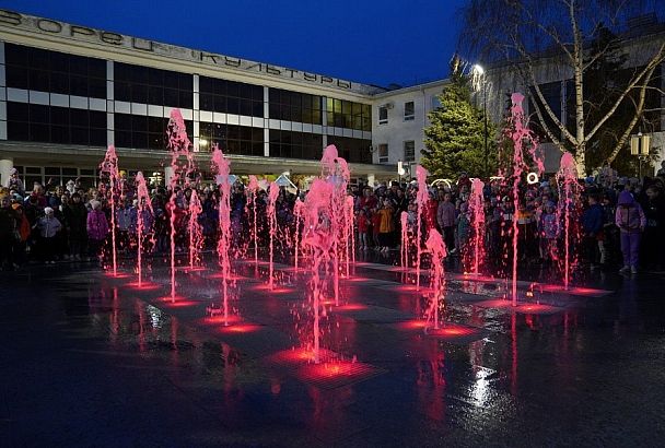 Новый светомузыкальный фонтан запустили в Приморско-Ахтарске 