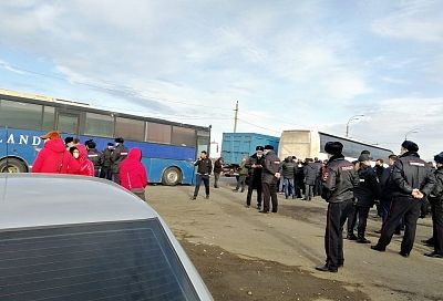 Полиция до сих пор не пропустила автобусы с товаром для рынков на границе