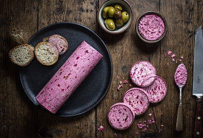 Свекольная закуска с творогом и оливковым рассолом