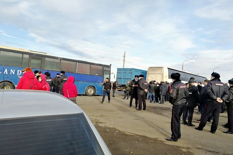 Полиция до сих пор не пропустила автобусы с товаром для рынков на границе