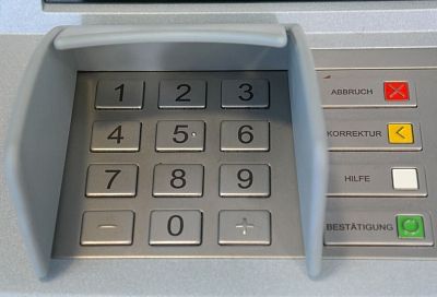 Касается каждого: обладателям банковских карт лучше до мая лично посетить «свой» банк