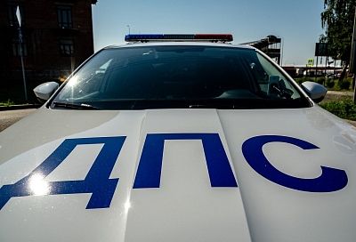 В Краснодаре легковушка залетела под стоящую фуру. Водитель погиб, пассажирка пострадала