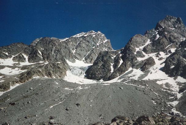 В горах Северной Осетии погиб спасатель при эвакуации тел троих кубанских альпинистов