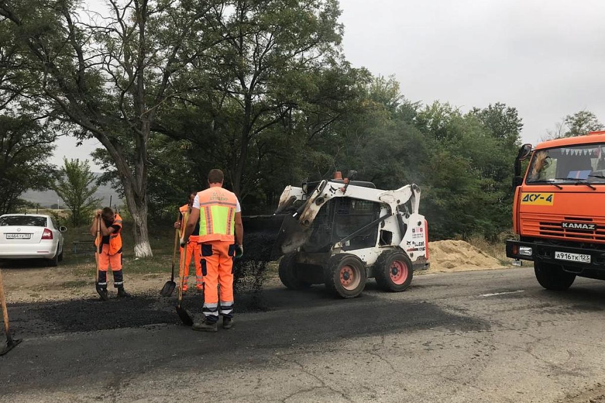 В станице Убеженской Краснодарского края обновлены дорога и тротуар