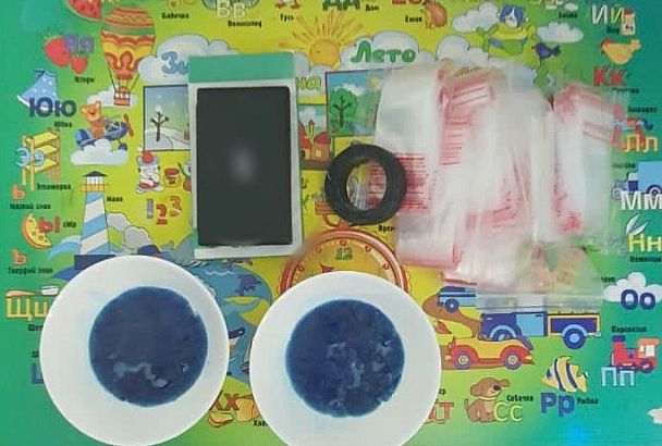 В Сочи полиция нашла у пары закладчиков партию «синтетики» на детском столике