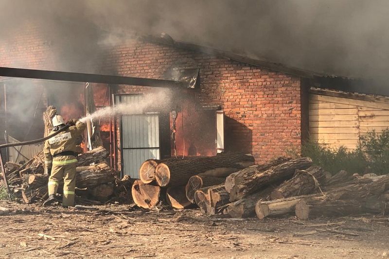 В Краснодарском крае потушили крупный пожар в цеху по обработке древесины