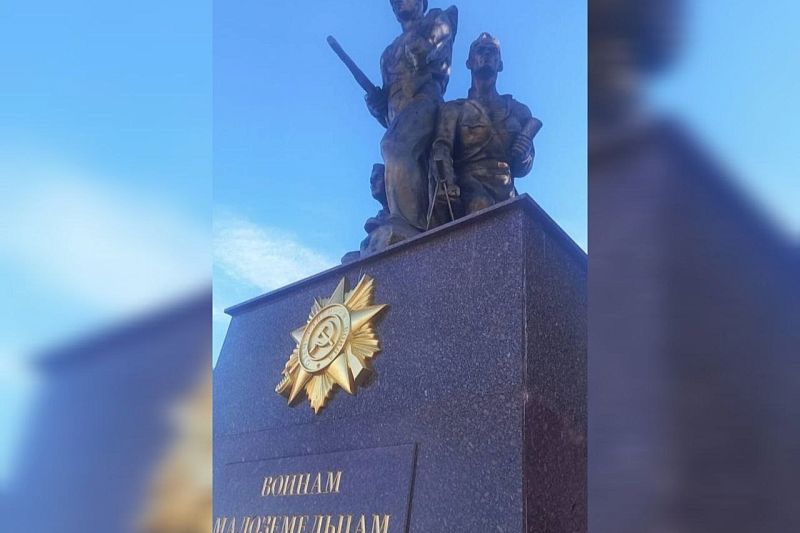 Вандалы повредили памятник воинам-малоземельцам в Новороссийске 