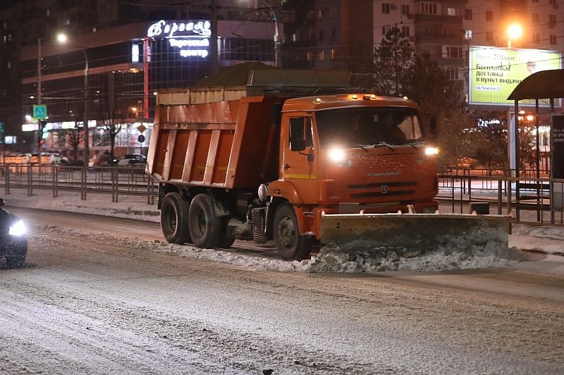 Ночью улицы Краснодара продолжат расчищать от снега и наледи 