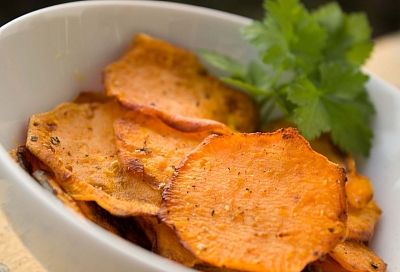 Нарезаю максимально тонко и в духовку: самый простой способ приготовить дома хрустящие чипсы из тыквы