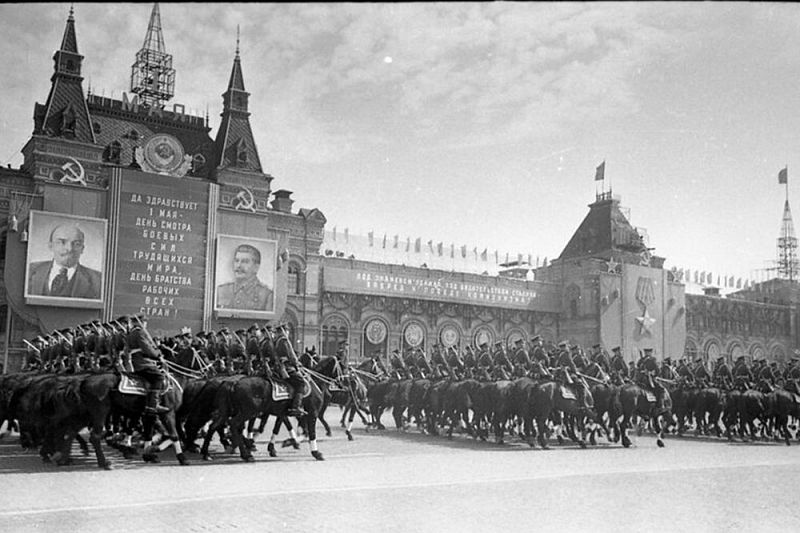 На архивном снимке курсанты Новочеркасского кавалерийского училища во время первомайского парада в Москве 1945 года, в одной из колонн — правофланговый Александр Фефелов.