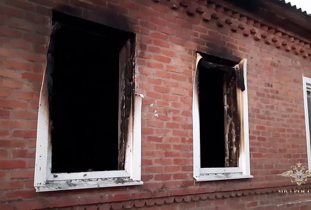 На Кубани полицейские помогли женщине выбраться из горящего дома