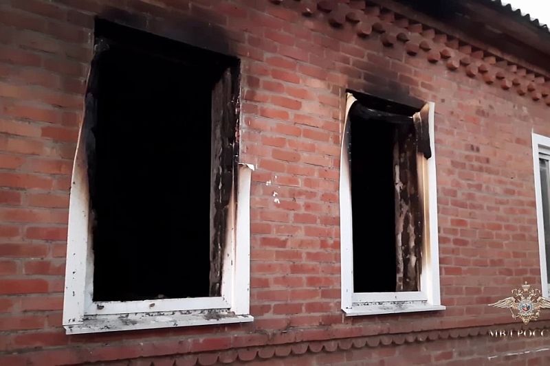 На Кубани полицейские помогли женщине выбраться из горящего дома