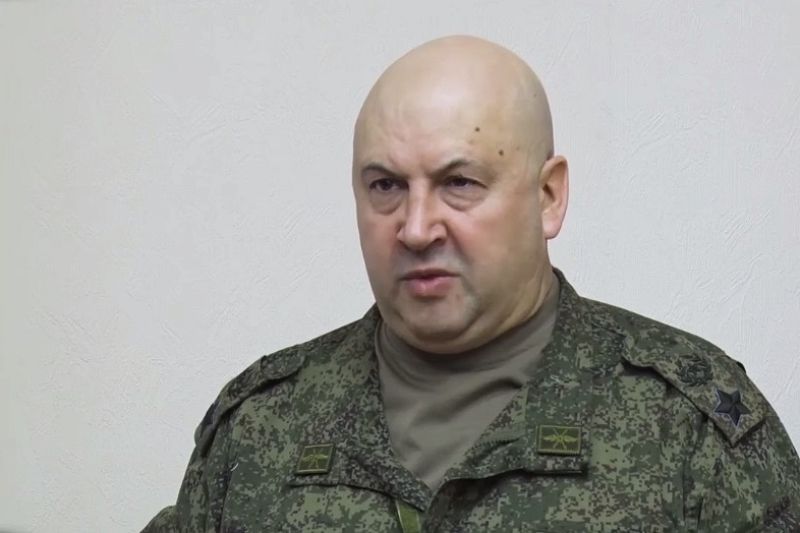 Суровикин объяснил необходимость отвода войск за Днепр