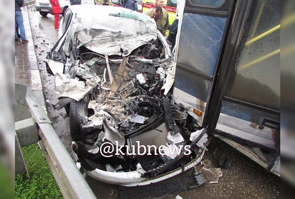 Причиной жесткой аварии на Ейском шоссе в Краснодаре стал инсульт водителя иномарки