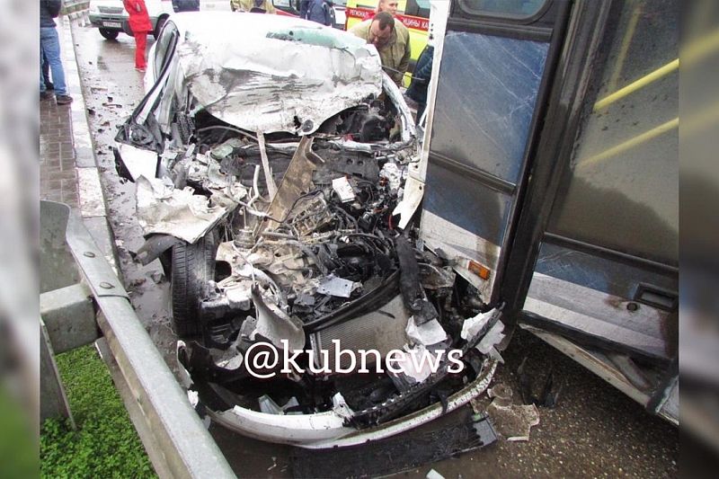Причиной жесткой аварии на Ейском шоссе в Краснодаре стал инсульт водителя иномарки
