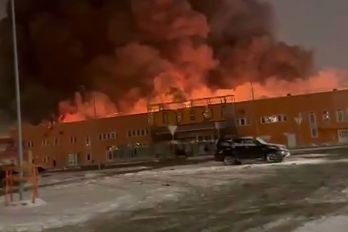 В Подмосковье горит торговый центр