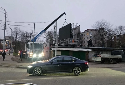 Незаконный рекламный экран демонтировали на пересечении улиц Стахановской и Круговой в Краснодаре