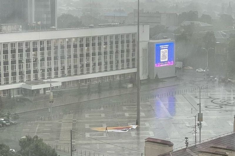 В Краснодаре из-за ураганного ветра сняли флаг возле мэрии