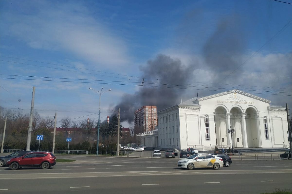 В Краснодаре на Ростовском шоссе горит мебельный центр 