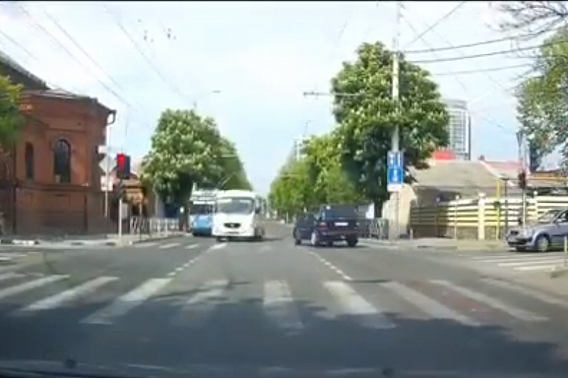 Полиция Краснодара нашла водителя маршрутки, проехавшего по встречной полосе на красный свет