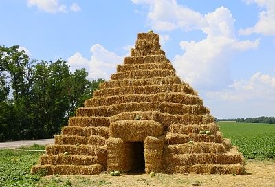 Пирамида в 8,5 метров: необычный арт-объект из соломы появился в Краснодарском крае
