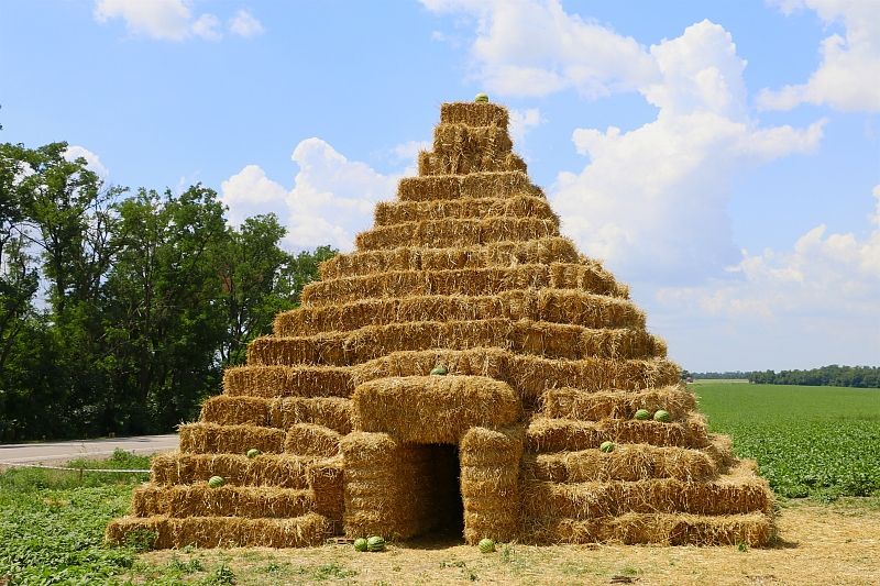 Пирамида в 8,5 метров: необычный арт-объект из соломы появился в Краснодарском крае