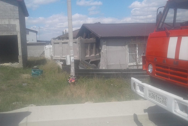 Стали известны подробности ДТП в Новороссийске, где грузовик въехал в частный дом