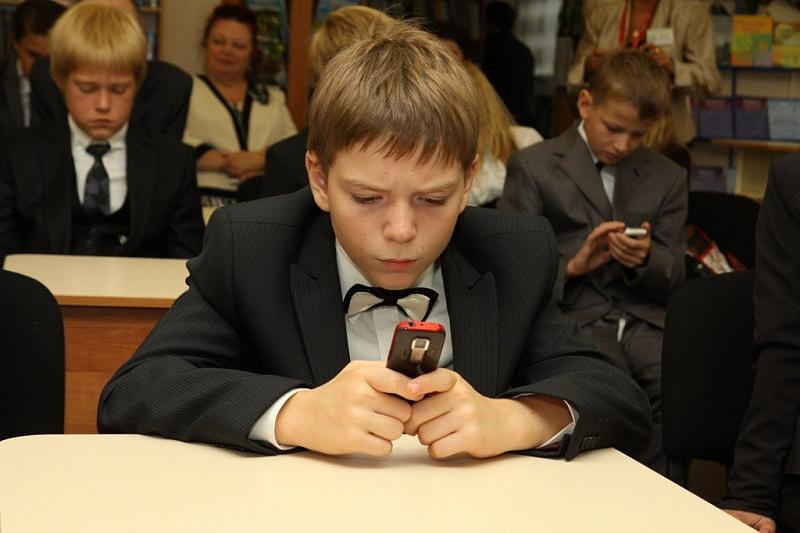 Роспотребнадзор планирует подготовить предложения по запрету мобильных в школах 