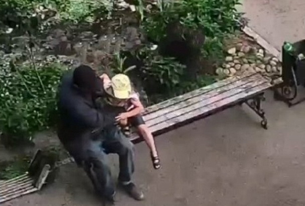 «Мою 4-летнюю дочь чуть не украл мужчина»: краснодарка поделилась видео с подозрительным незнакомцем