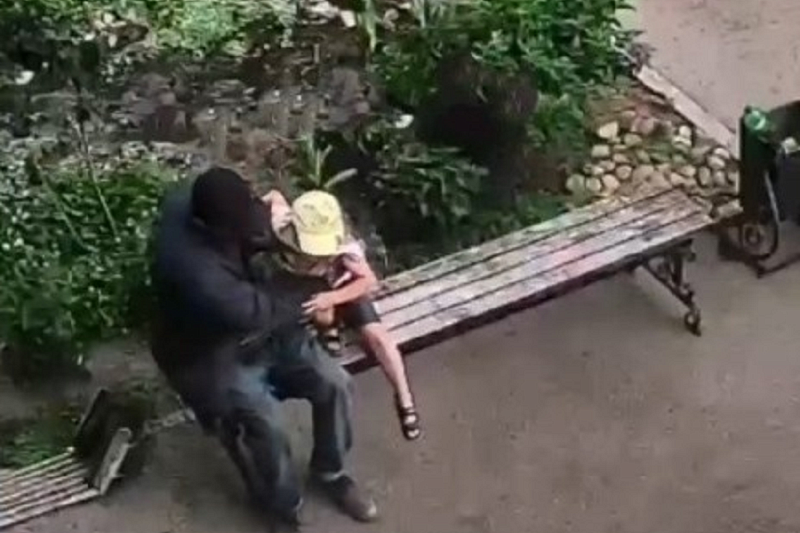 «Мою 4-летнюю дочь чуть не украл мужчина»: краснодарка поделилась видео с подозрительным незнакомцем