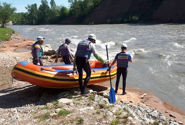 Поиски упавшего в горную реку туриста продолжаются в Адыгее