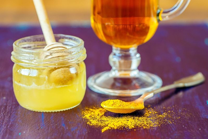 Получите природный чудо-антибиотик: этот рецепт с куркумой и медом дает сильный эффект
