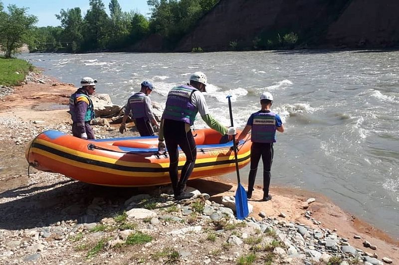 Поиски упавшего в горную реку туриста продолжаются в Адыгее