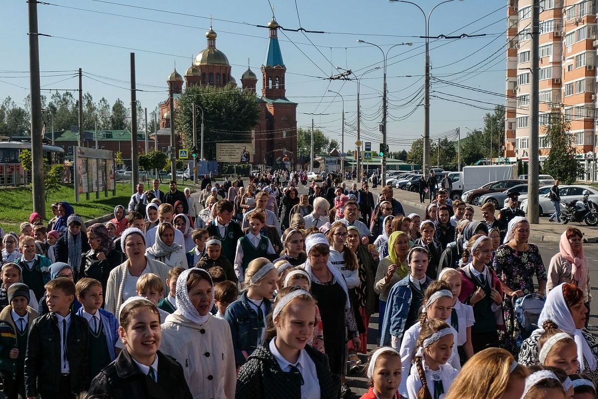 Возле каждого поклонного креста был отслужен молебен.